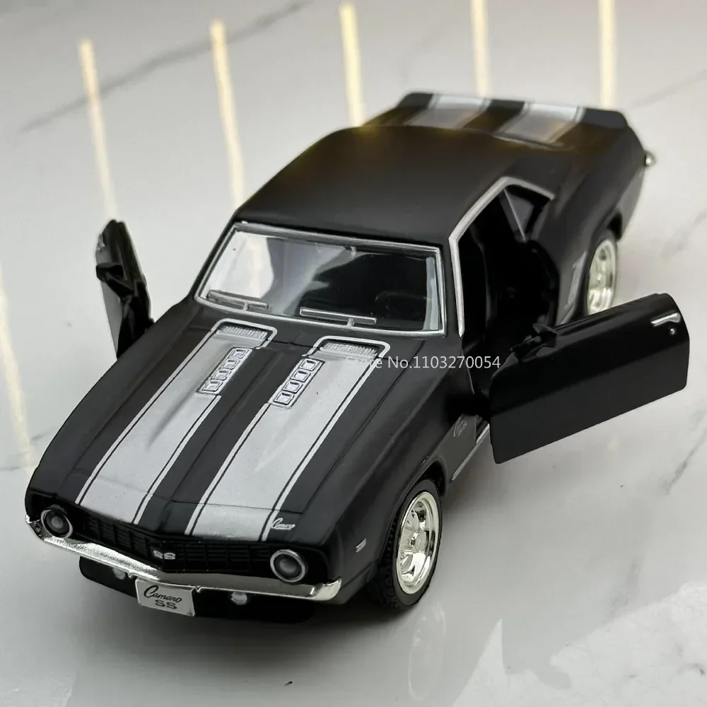 รถจำลองโลหะ1/36เชฟโรเลตคามาโรของเล่นแบบจำลองร่างกายโลหะรถยางรถยนต์รถแบบคงที่ดึงถอยหลังสำหรับเก็บเด็กผู้ชาย