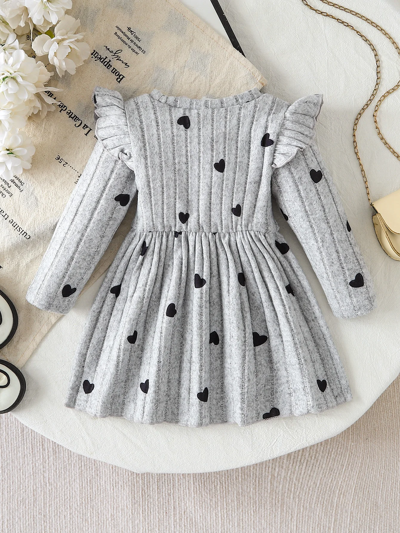 1-3 Jahre Kleinkind-Mädchen, 1 Stück, Herbst-/Winterkleid, graues, geripptes Kleid mit Herzmuster und langen Ärmeln, mit Rüschen an den Schultern, süßes, niedliches Babykleid im Prinzenstil. – Detail 2