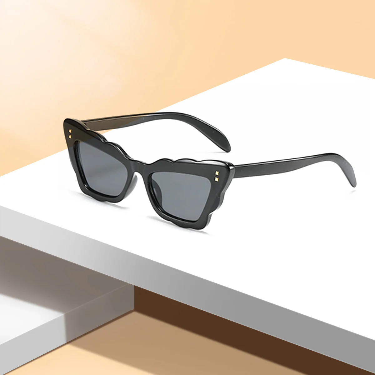Vintage-Sonnenbrille für Damen, gewellt, plissiert, schmetterlingsförmige Brille, modische, blendfreie Sonnenschutzbrille, mehrere Rahmenfarben