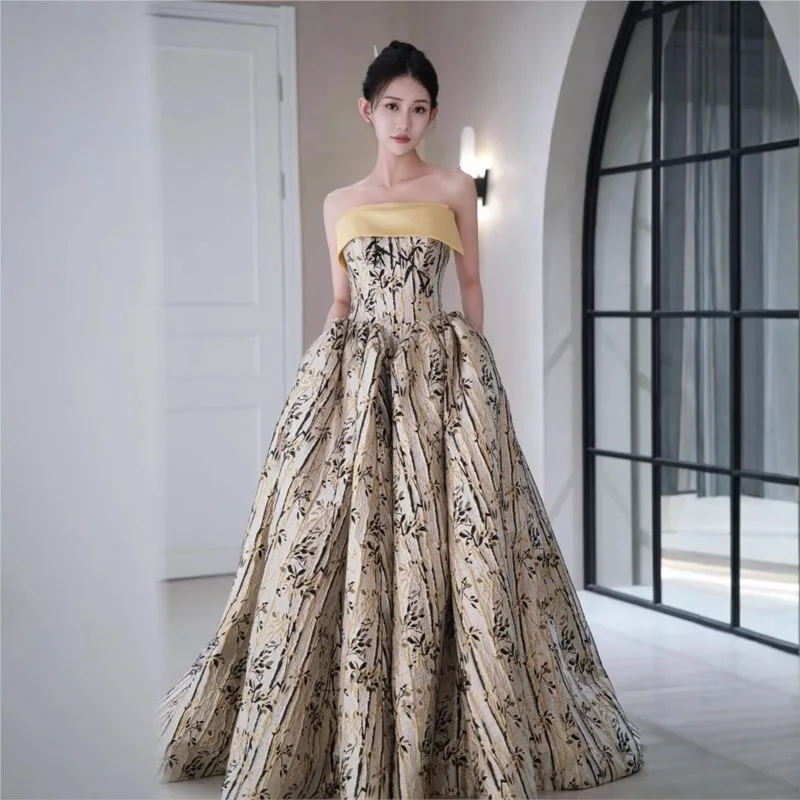 

New adult dress for the art examination performance banquet