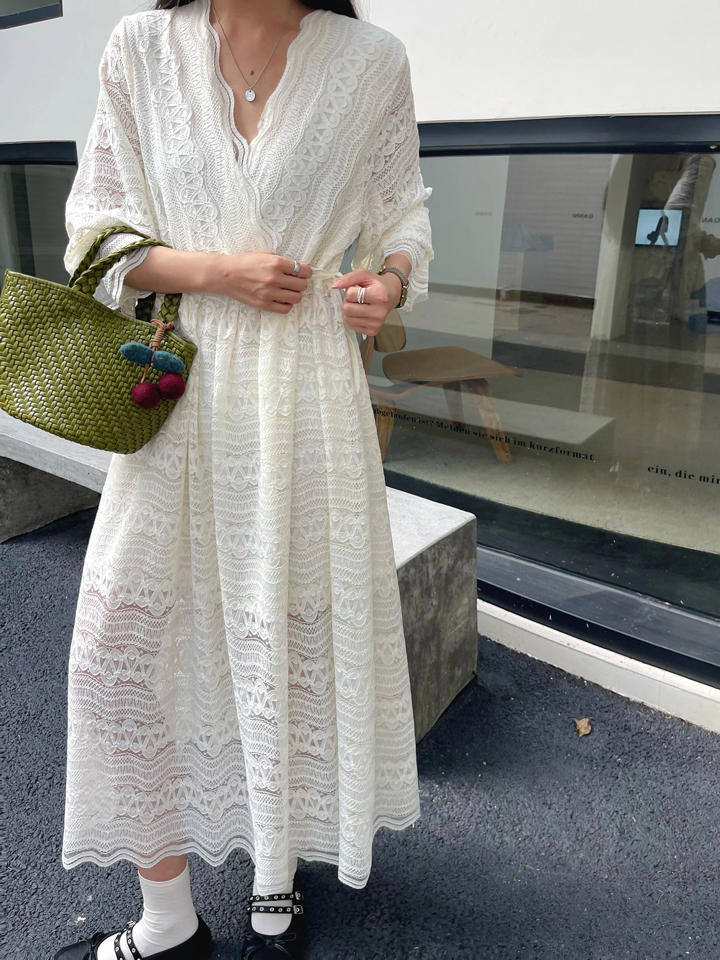 

Элегантное белое кружевное платье с V-образным вырезом, приталенное, в корейском стиле, с юбкой А-силуэта, дышащее, комфортное, с рукавом три четверти, для повседневной носки