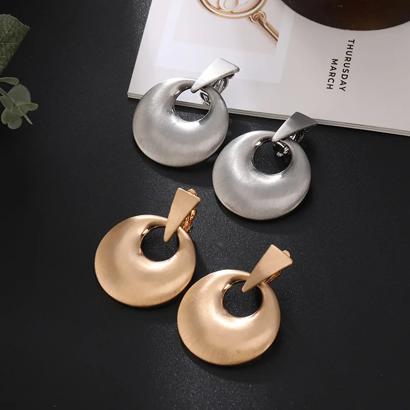 Image of Ohrringe im neuen Stil, vielseitig und personalisiert, europäische und amerikanische Ohrclips im Großhandel, heiß begehrte High-End-Modeohrringe