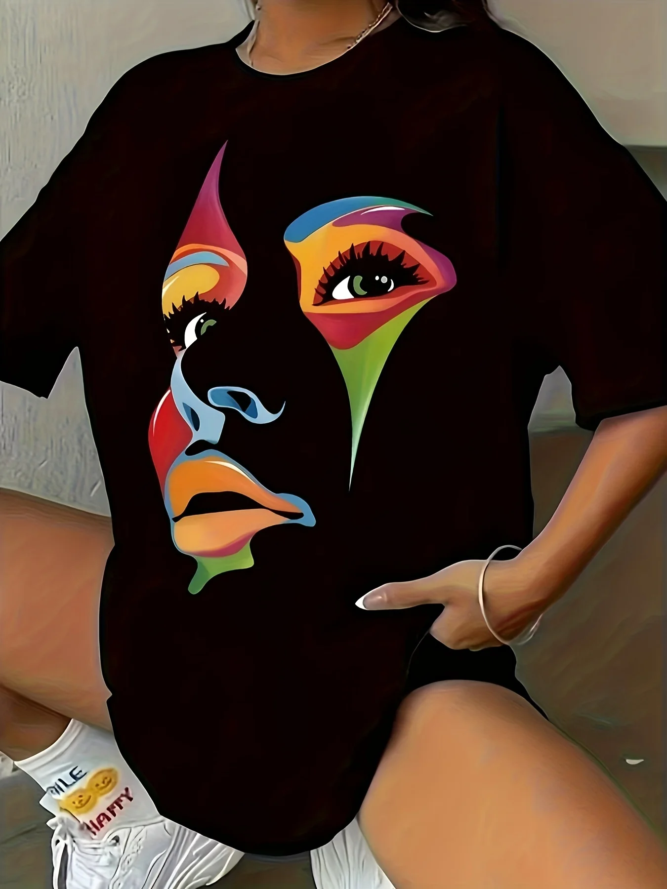 Elegant Crew Neck Workout Tee: Summer-Ready with Breathable Knit, Stretchy Comfort & Unique Portrait Graphic