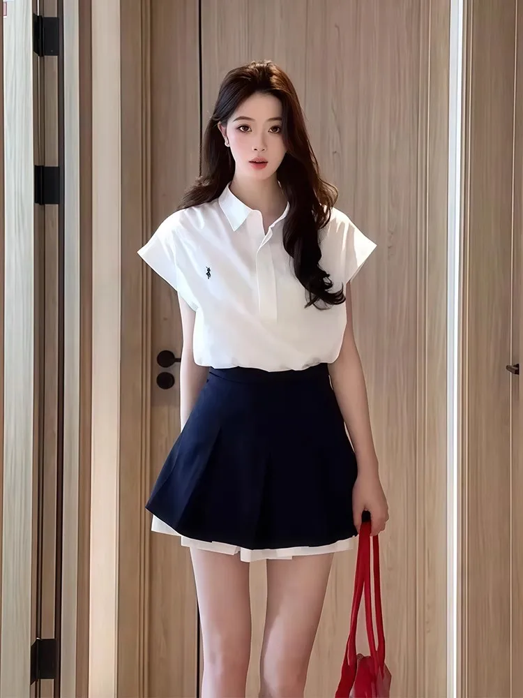 

Комплект из топа с коротким рукавом и юбки с полуоткрытым воротником для женщин, создающий эффект стройности, модная повседневная одежда, идеально подходит для лета 2026 года