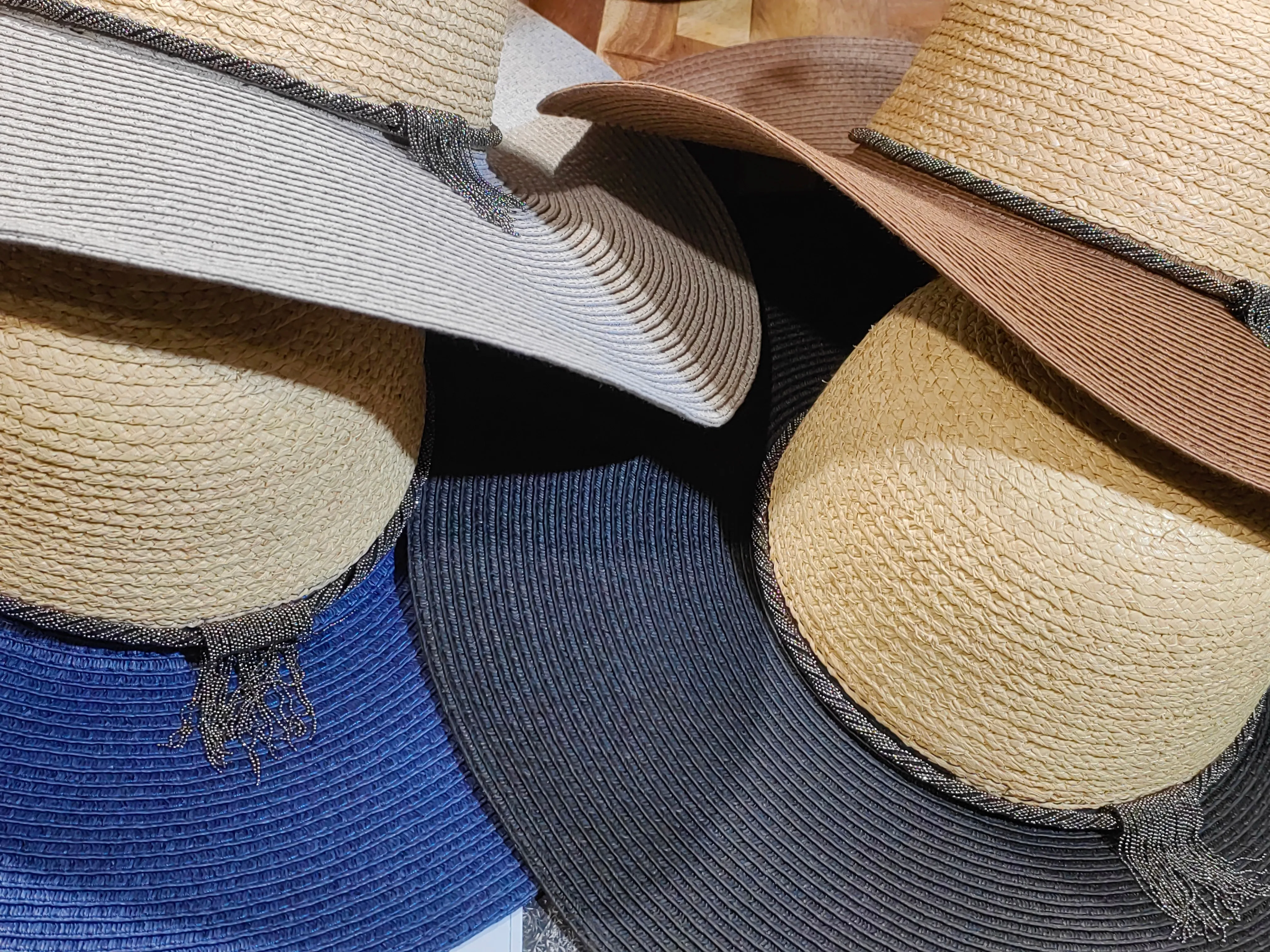 

Соломенная шляпа ручной работы с широкими полями, шляпа для защиты от солнца на отдыхе, повседневная, стильная, универсальная, удобная и дышащая.