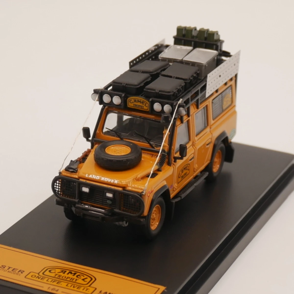 Master 1:64 Defender 110 Camel Cup With Accessories Diecast Model Car