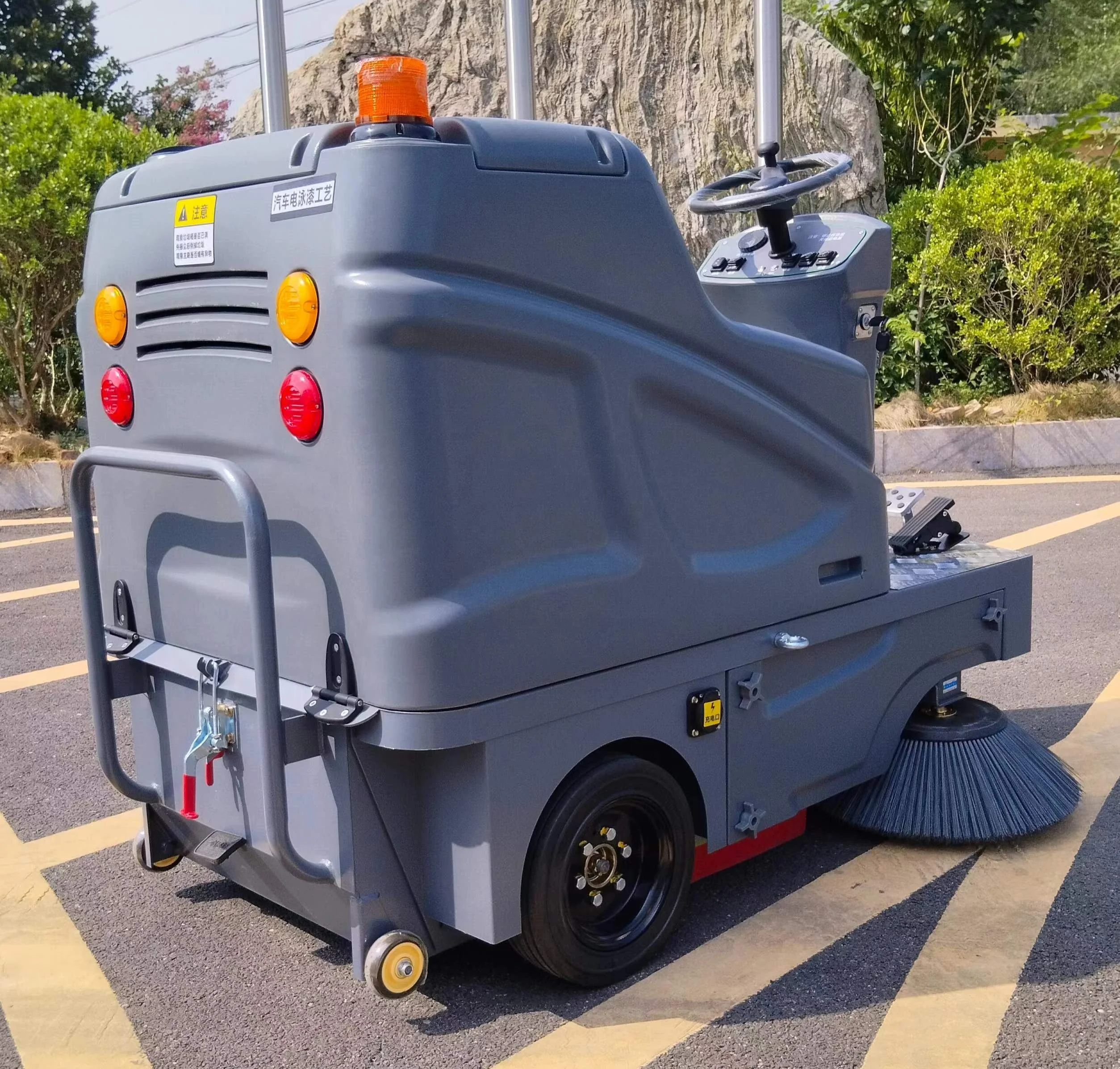 Customized New Rechargeable Electric Street Sweeper Energy-Saving Ride-On Automatic Self-Propelled 48V Outdoor Cleaning
