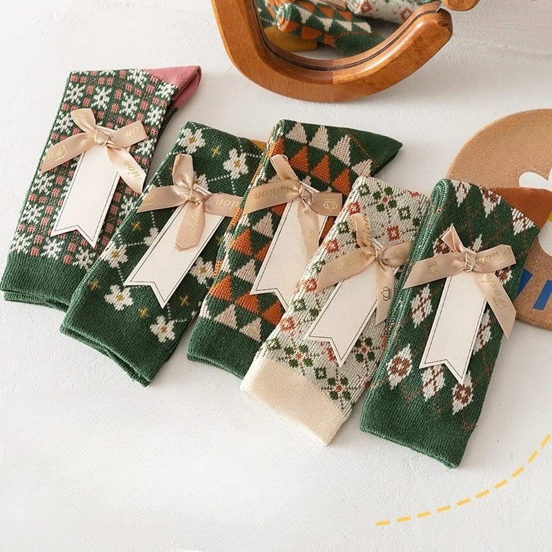 

5 Pairs of Christmas Gifts for Autumn and Winter Wireless High Top Stockings Green Series Pure Cotton Women's Mid Tube Socks