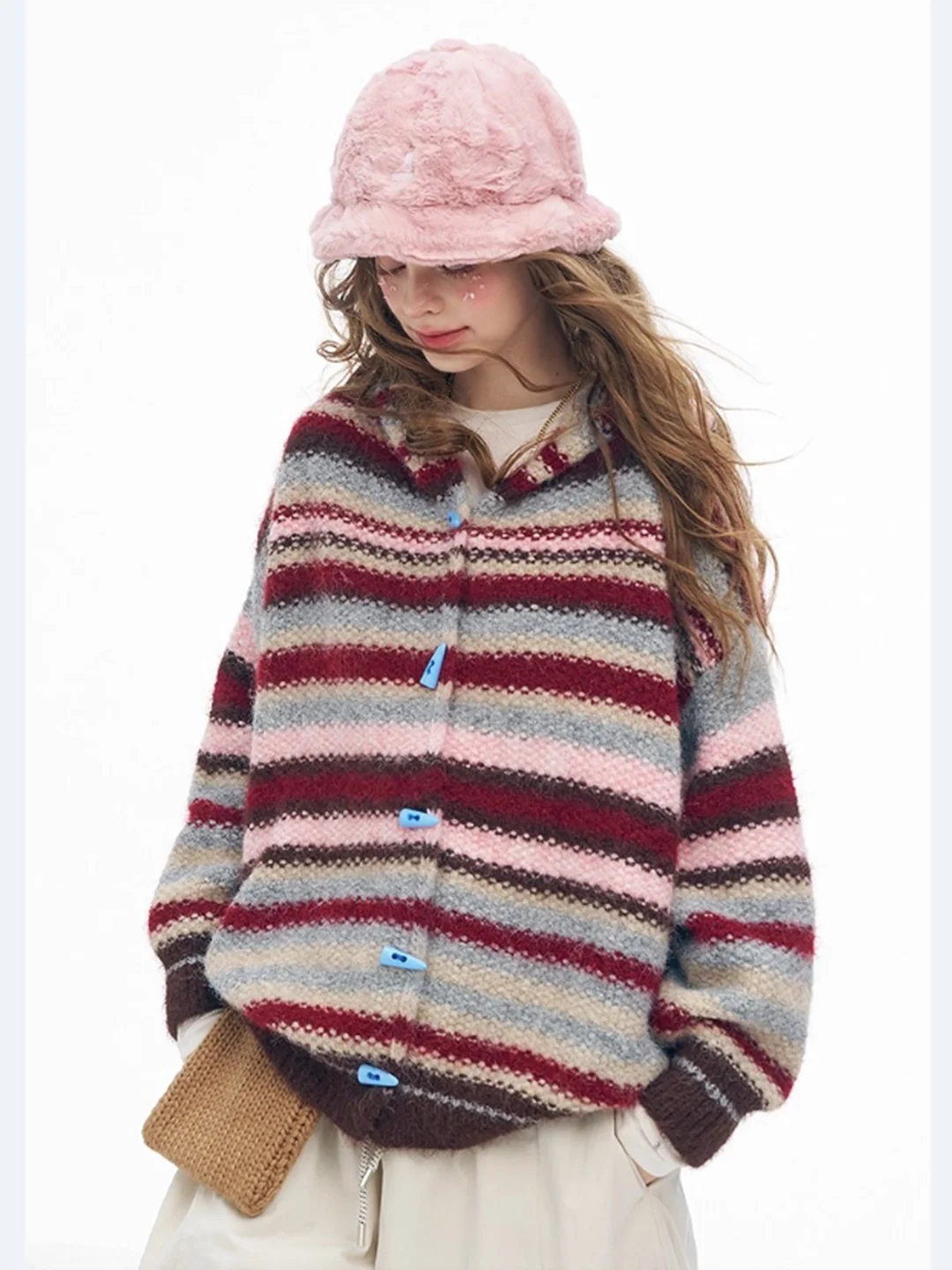 

новый зимний стиль 2025 года, свободная посадка. Рождественский женский свитер с капюшоном в радужную полоску и роговой пуговицей