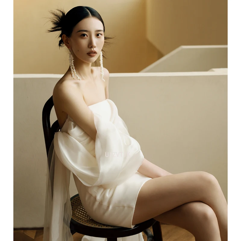 Weiße, helle Hochzeit, kurze Kleider für die Braut, sexy, trägerloses, rückenfreies Brautkleid, leichtes, luxuriöses, modisches, individuelles Partykleid