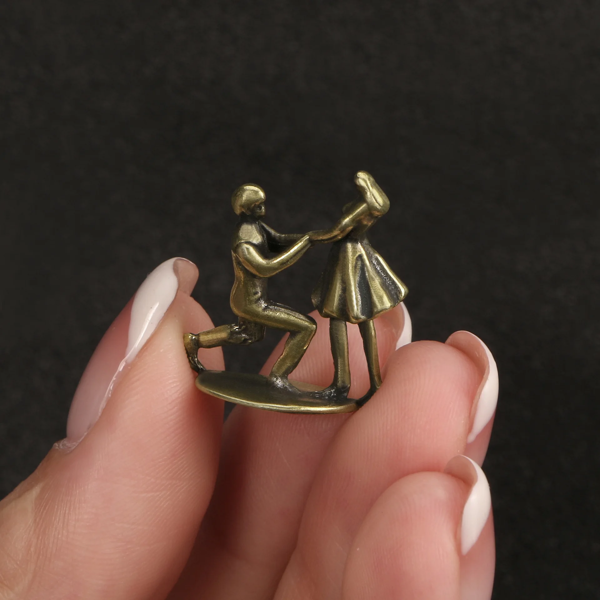 Mini Brass Couple Proposal Figurine Statue Miniature Artistic Sculpture For Dining Room Office Cabinet Bookshelf Decoration