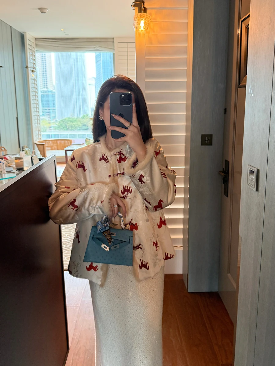 

Двусторонняя красная шелковая куртка с мехом, свободного кроя, на пуговицах, классическая теплая короткая женская куртка на хлопковой подкладке