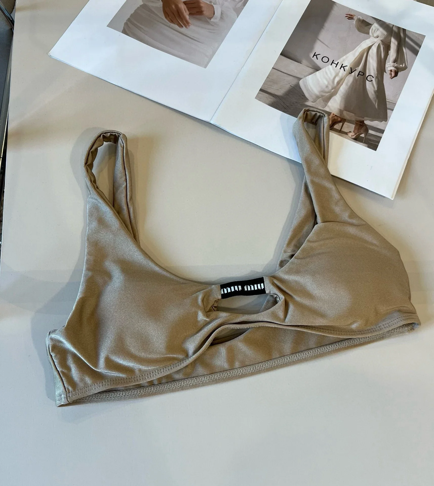 Traje de baño de bikini de la serie Miu de alta gama, estilo de una pieza que muestra su figura y la belleza, un regalo imprescindible para el verano, 2025, superventas