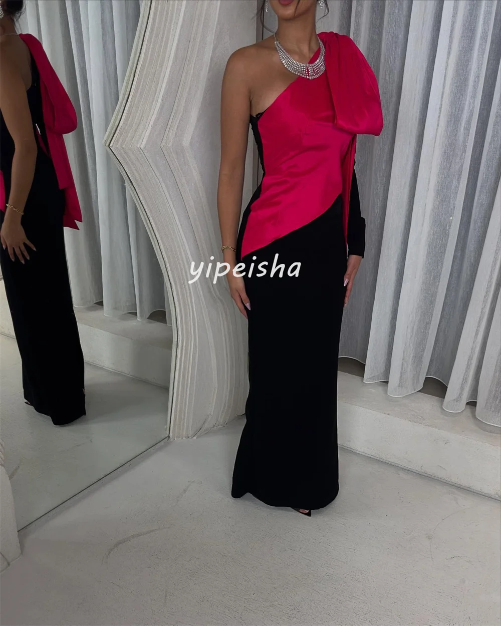 カスタマイズされたセクシーなモダンなスタイルのジャージプリーツリボンシャーリングストレートワンショルダーロングドレスオーダーメイドオケージョンドレスエレガントカジュアル