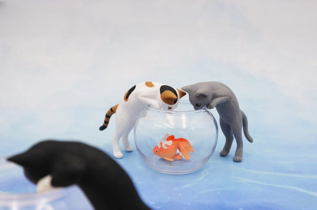 オリジナルカプセルおもちゃかわいいかわいい白黒キャリコ猫ハチワレ猫と金魚水槽水族館の装飾品フィギュア