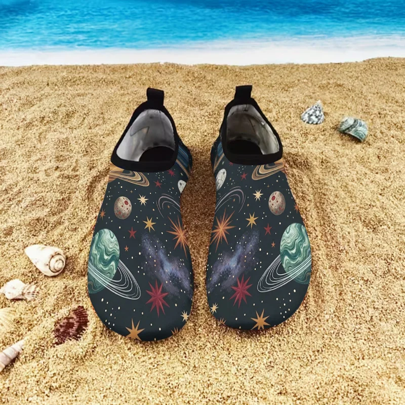 1 Pair Unisex Retro Planet Sandals, Starry Sky Print Thick Sole Non-slip Slippers, Summer Outdoor Beach Vacation Water Shoes