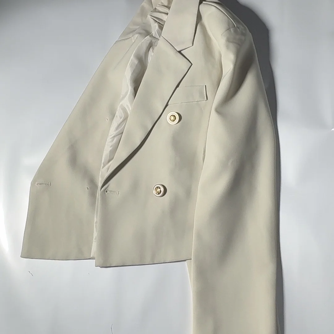 معطف نسائي مقصوص جديد في الملابس الخارجية سترة نسائية ذات ياقة بسحاب وياقة طويلة جدًا ونمط مقسم وطيات بساطتها