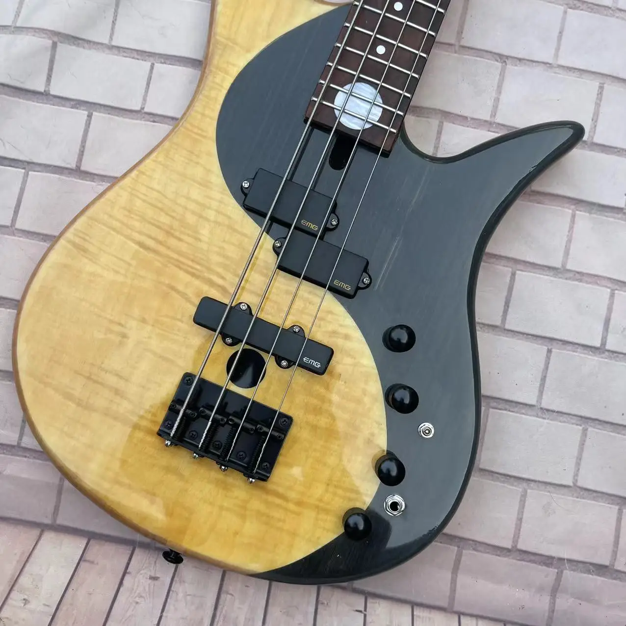 4-string yin-yang butterfly electric bass, with a natural wood color body and high gloss. Factory photos of the actual product,