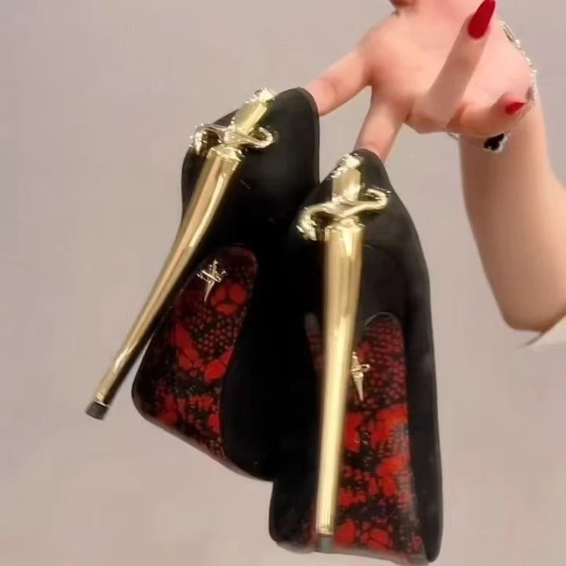 Frühjahr 2026 Neue Mode Hochhackige Damenschuhe Luxuriöse Metall-Schwertförmige High Heels Sexy Spitze PU-Königinnen-Schuhe in Schwarz