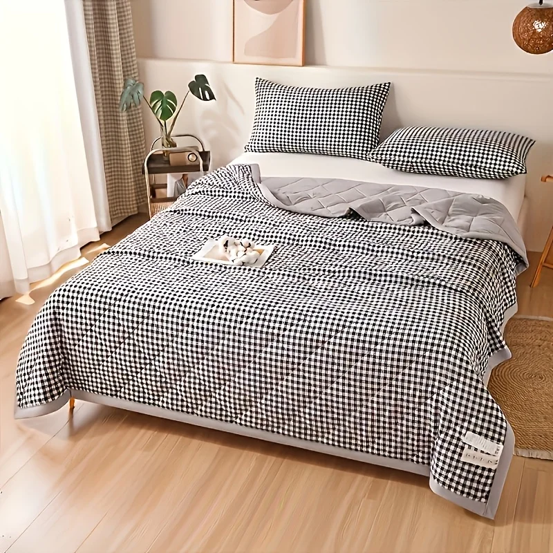 

Lightweight Quilt, Suitable for All Four Seasons. Ultra-soft Summer Blanket with Classic Plaid Pattern