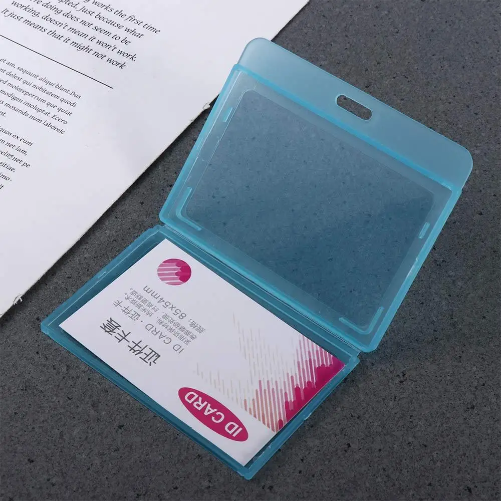 

Школьные принадлежности, прозрачная горизонтальная бирка с именем сотрудника, держатель для банковских карт, держатель для удостоверения личности, держатель для бейджа с именем