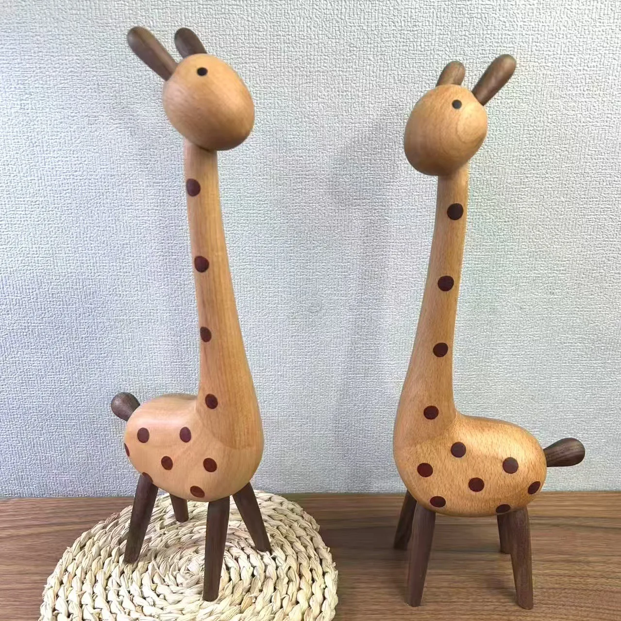Handmade Solid Wood Giraffe Figurine, Cute Creative Ornament for TV Cabinet Living Room Home Decoration