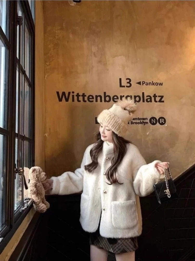 سترة نسائية شتوية من فرو المنك باللون الأبيض الكريمي سترة مبطنة بالفرو الصناعي خالية من القسوة ملابس خارجية قصيرة منفوشة دافئة