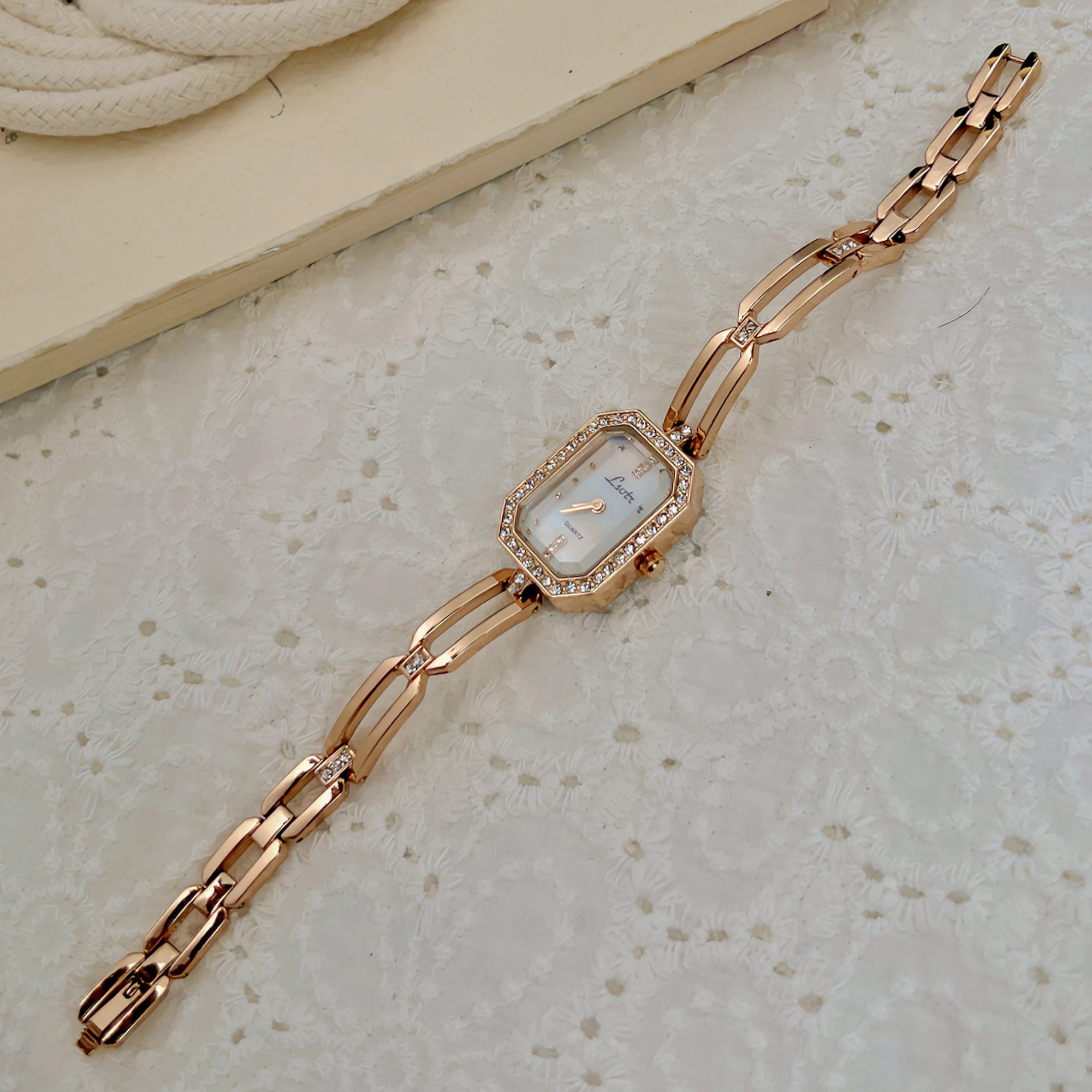 1pc Gold Tone French Style Fashionable Elegant Pearl Dial Set With Rhinestones Bracelet Watch For Women, Simple & Retr ladies