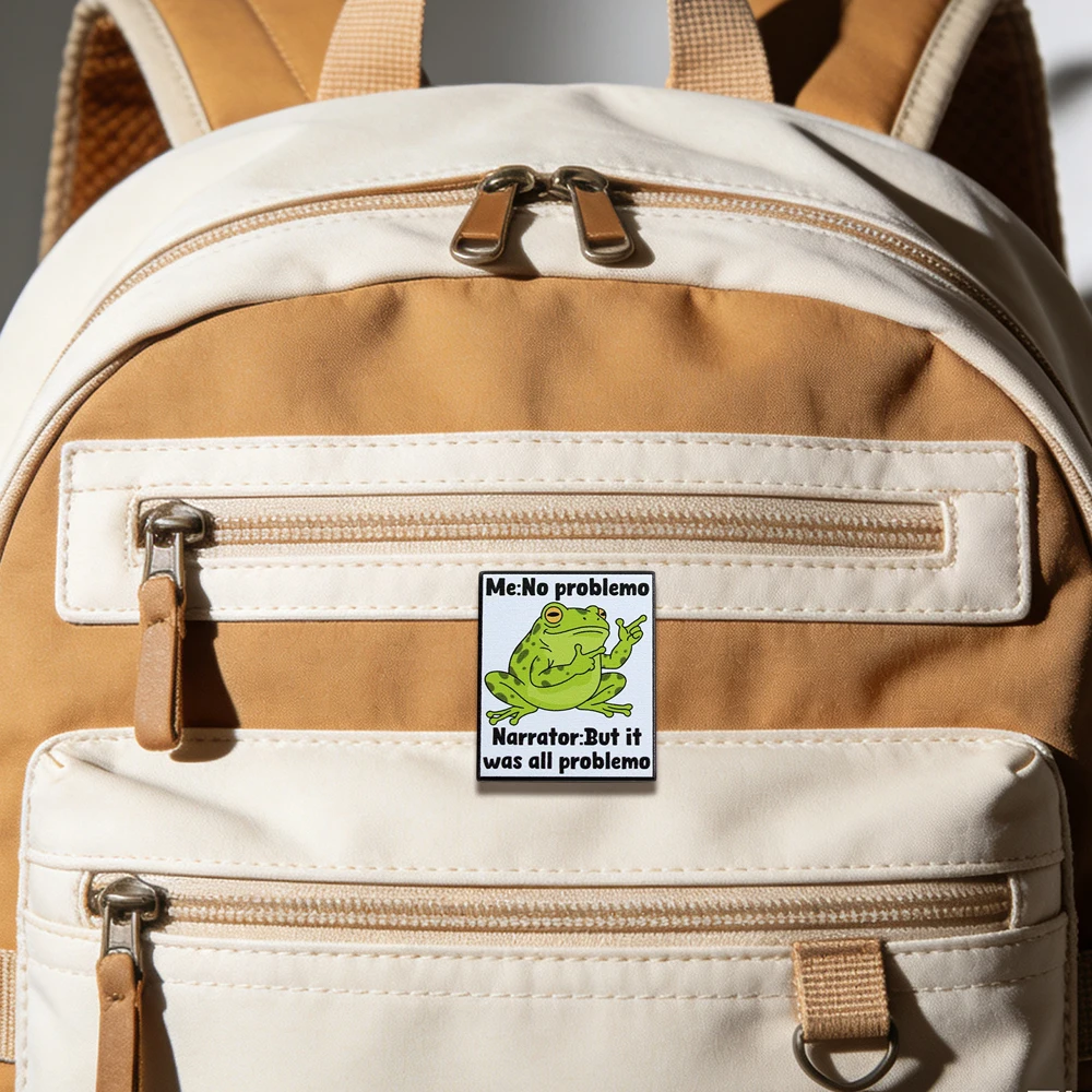 Lustiger Frosch Emaille-Pin „Me: No Problemo“ Erzähler: „Aber es war alles Problemo“ Sarkasmus Gen Z Virales Meme Anstecknadel Accessoire Schmuck – Detail 8