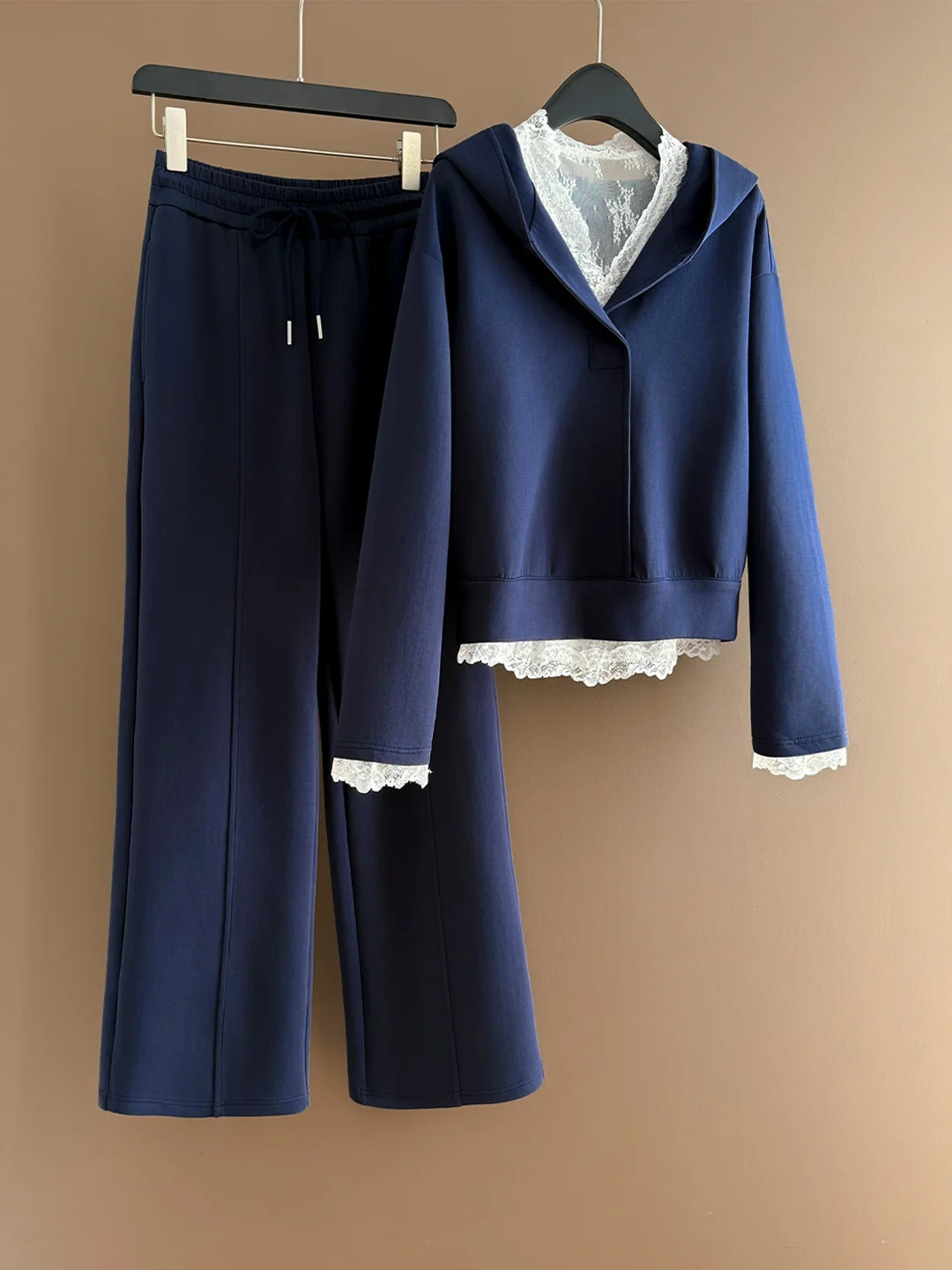 

Корейский стиль: повседневный спортивный костюм для женщин, комплект из трех предметов с кружевными вставками, широкие брюки, осенняя мода, антивозрастной свитшот