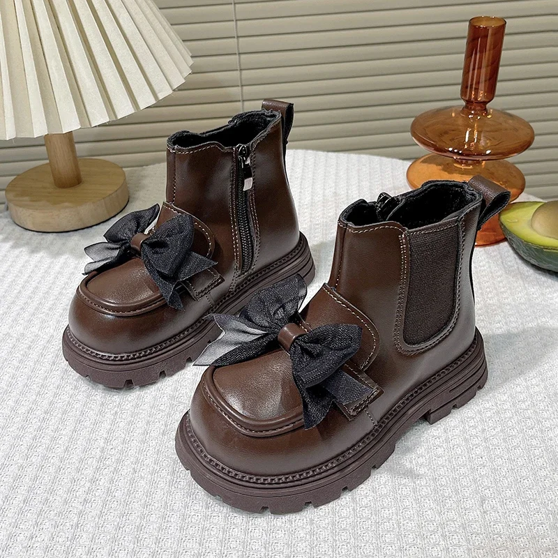 

Ботильоны для девочек с кружевными бантами. Детские кожаные ботинки. Универсальные зимние ботинки в корейском стиле. 2025 г., новые детские короткие ботинки с мягкой подошвой.