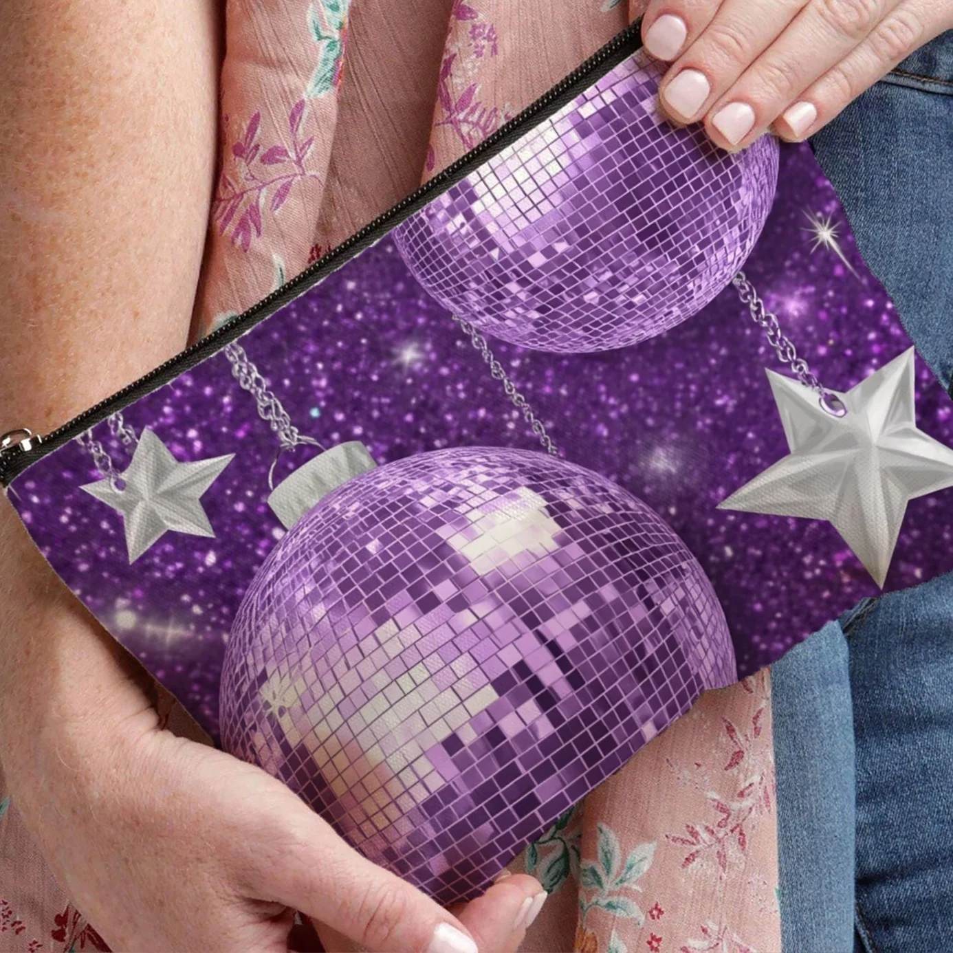 Un sac à cosmétiques sphérique violet - pochette multifonctionnelle à fermeture éclair, sac de rangement de bijoux, petit sac de rangement à fermeture éclair de voyage parfait.