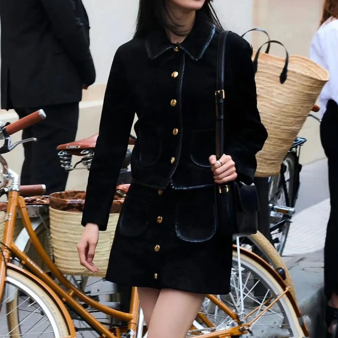 

2025 Black Suede Vintage Short Design Jacket Women Lapel Long Sleeve Buttons Pockets Leather Edging Fashion Coat
