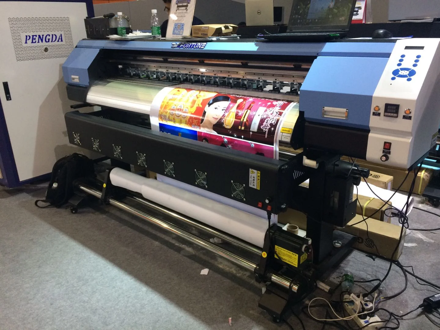 1.9M Industriële Digitale Groot Formaat Banner Printer I3200 Xp600 Eco Oplosmiddel Printer En Cutter Sticker Papier Inkjet Printer