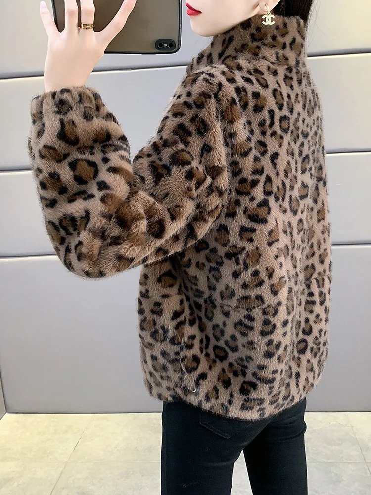 เสื้อโค้ทขนเฟอร์เทียมลายเสือดาวสุดฮิตสำหรับผู้หญิง ฤดูหนาว 2025  คอปกขนเฟอร์  ผิวสัมผัสเหมือนหนังแท้