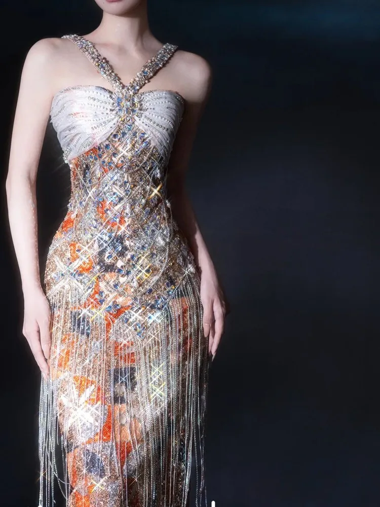 The orange-colored host toasts beading neck-hanging model catwalk sequined annual dress