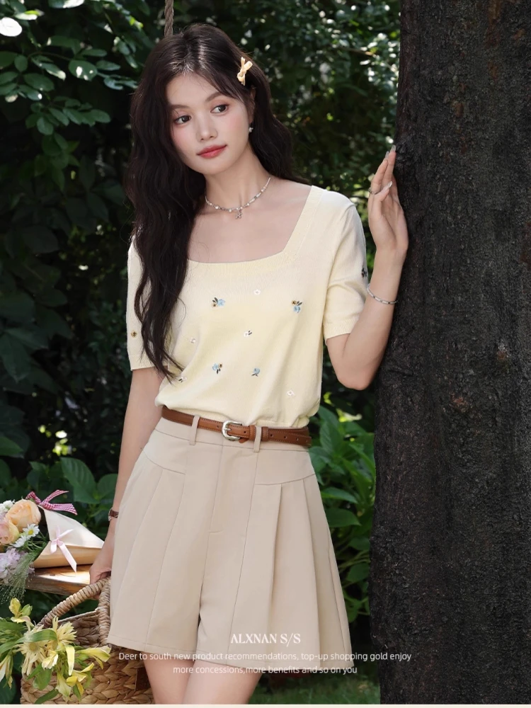 

ALXNAN Yellow T-shirt Square Collar Sweet Embroidered Short Sleeve Pullover Sweater Thin Summer Loose-fit Women's Tops L56339