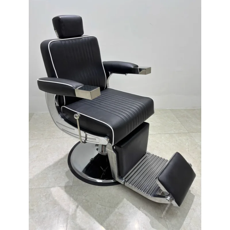 The salon is dedicated to reclining men's haircuts, perming and dyeing retro, and the chair lifts and rotates.