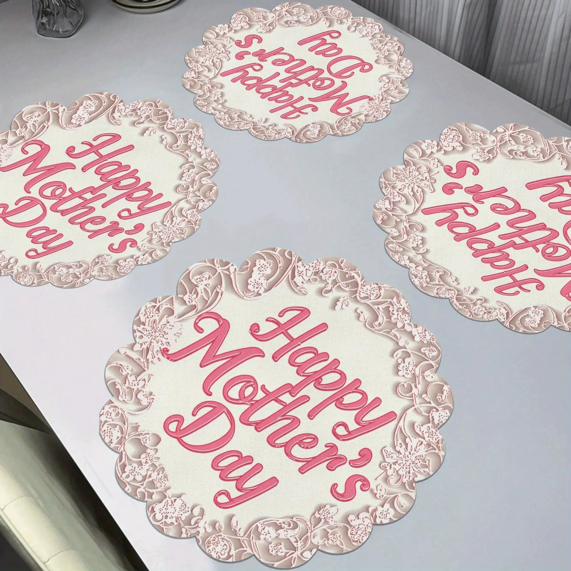 

4-Piece Pink English Letter Table Mat Set, Perfect For Mother's Day. Machine Washable, Heat-Resistant, Made With 2D Printing And Woven Polyester, Ideal For Festive Dining Decorations. Sizes Included: 13.8 Inches And 15 Inches Valentine's Day Easter Mother