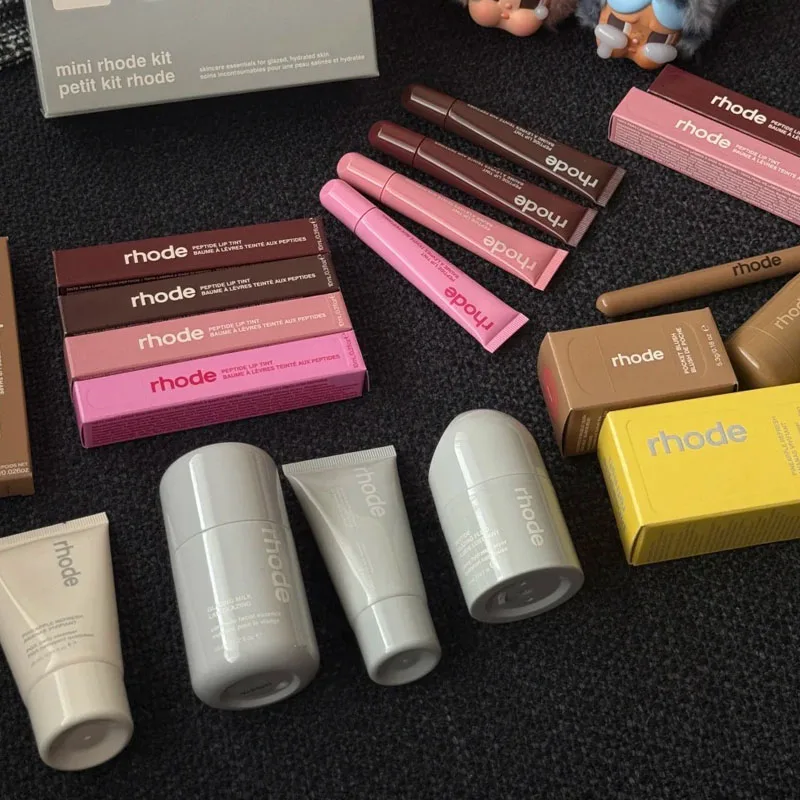 Cosméticos de marca, lápiz labial y brillo de labios, crema, colorete, delineador de labios, productos de maquillaje, productos para el cuidado de la piel, crema facial, acristalamiento, bolsa de maquillaje de leche