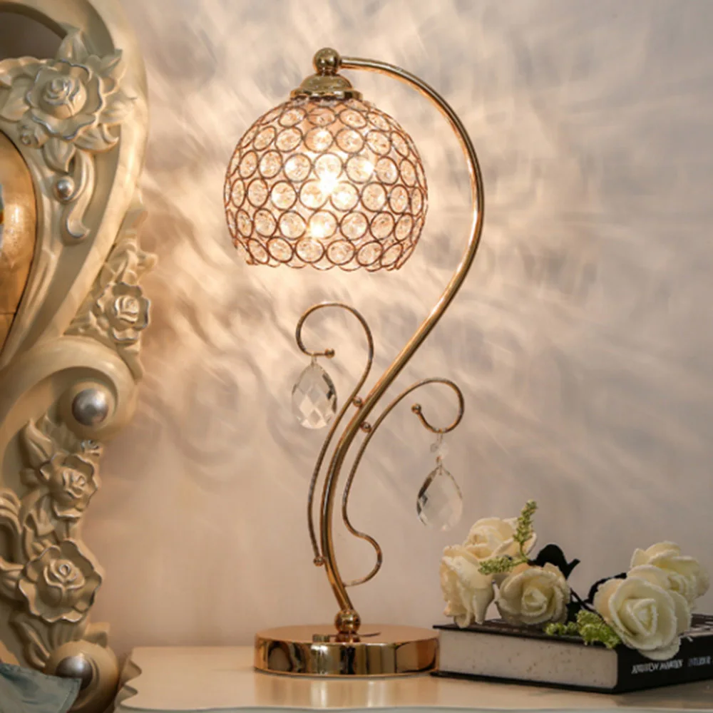 Luxury Crystal Table Lamp Gold Vintage Bedside Light Hollow Beads Desk Lamp with Pendant Deco for Bedroom Living Room Wedding