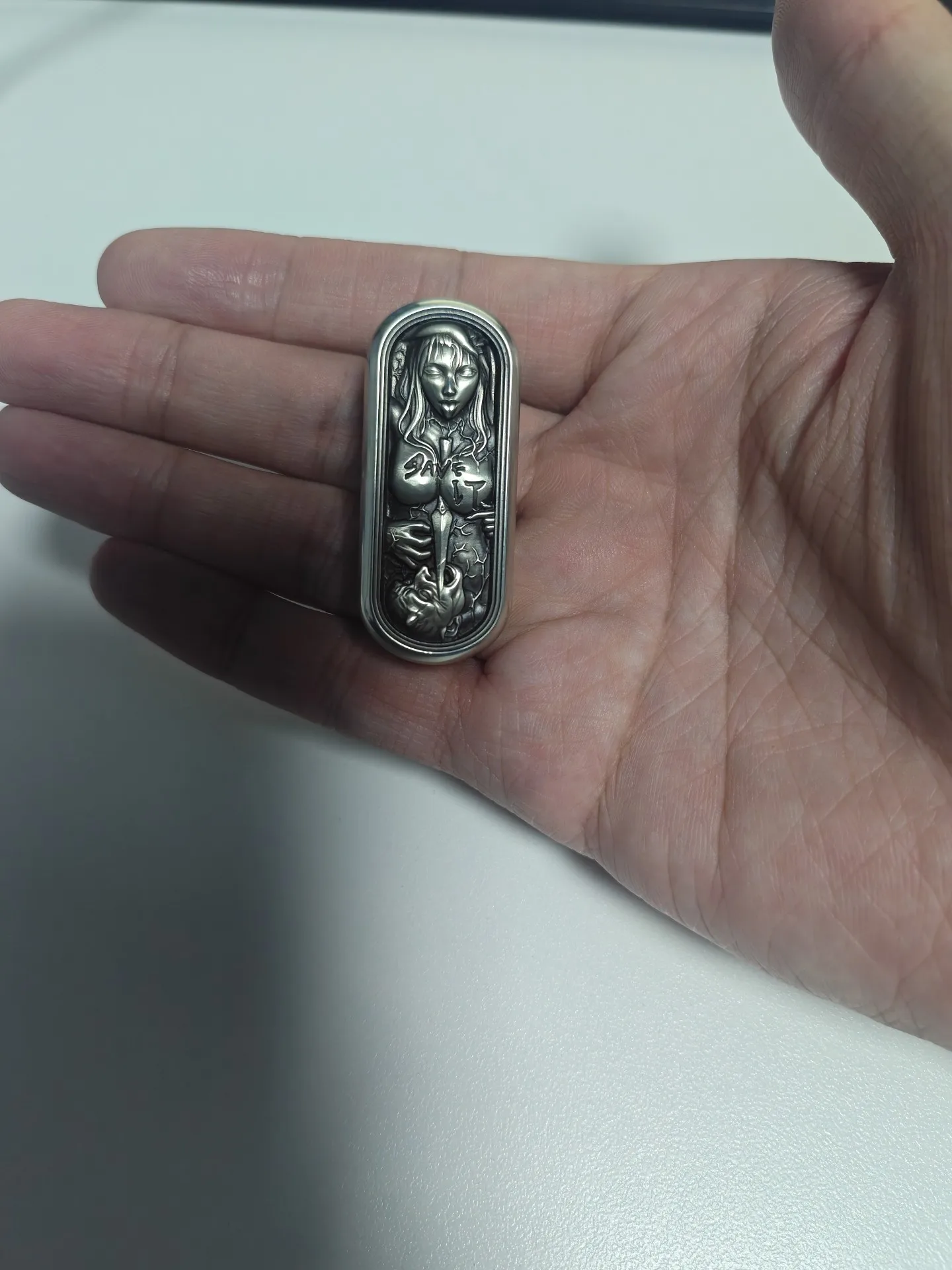 Used BIGDAN EDC beautiful woman and devil push card Leyang squeaky track, white copper material