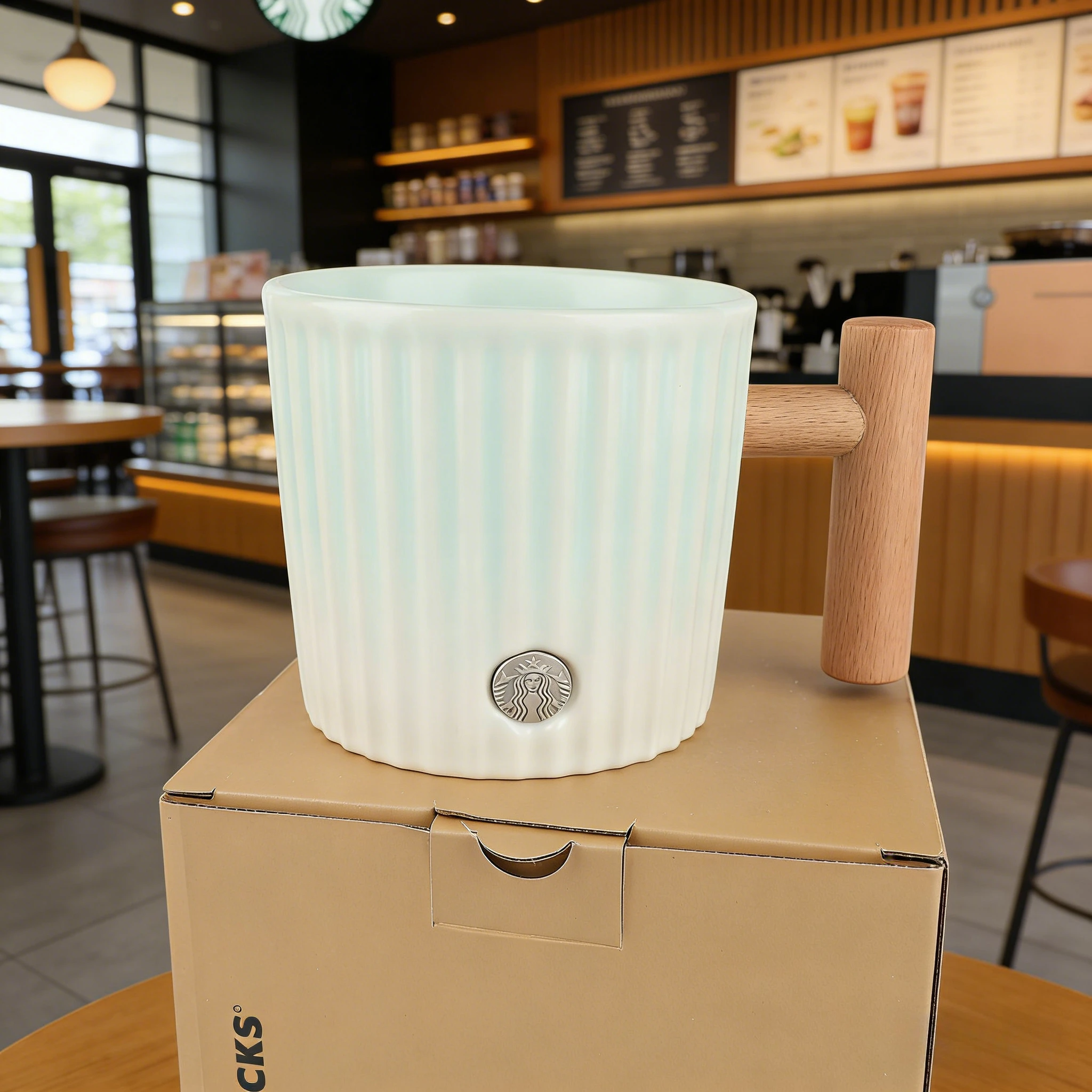 Caneca Starbucks com Listras Verticais Verde Menta, Alça de Madeira, Cerâmica, para Café, Escritório, Casa, Café da Manhã