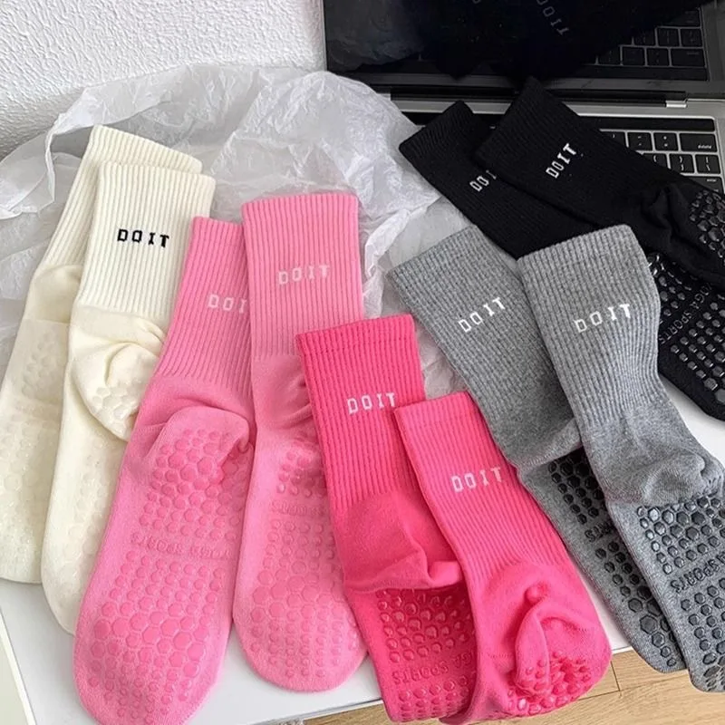 1 Pairs New Colorful Trend Sports Yoga Socks High Quality Women Mid-tube Bottom Professional Anti Slip Silicone Pilates Socks