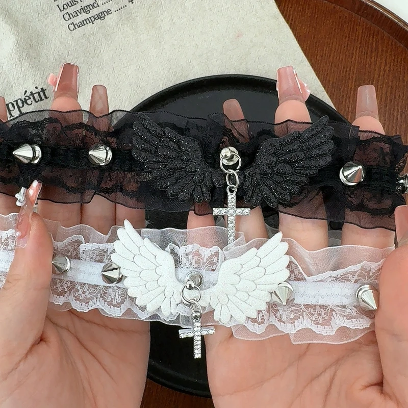 2025 Nuovo collare con ciondolo croce in pizzo con ali d'angelo sexy Personalità gotica scura femminile Collana semplice e versatile