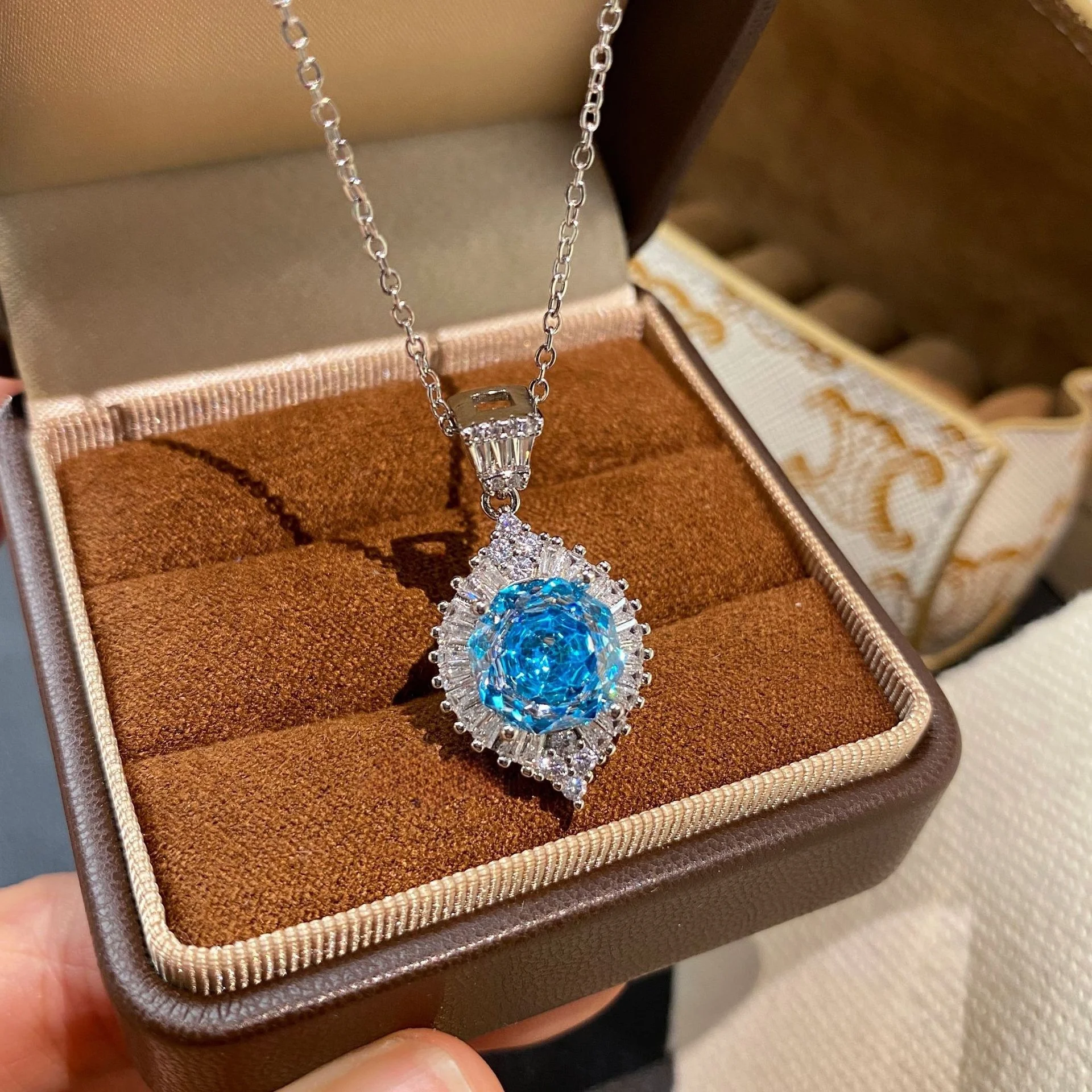 925 Sterling Silber Luxuriöser Moderner Achteckiger Millennium-Rosenschliff Eisdiamant-Anhänger mit Vollbesatz Schlüsselbeinkette für Damen – Detail 5