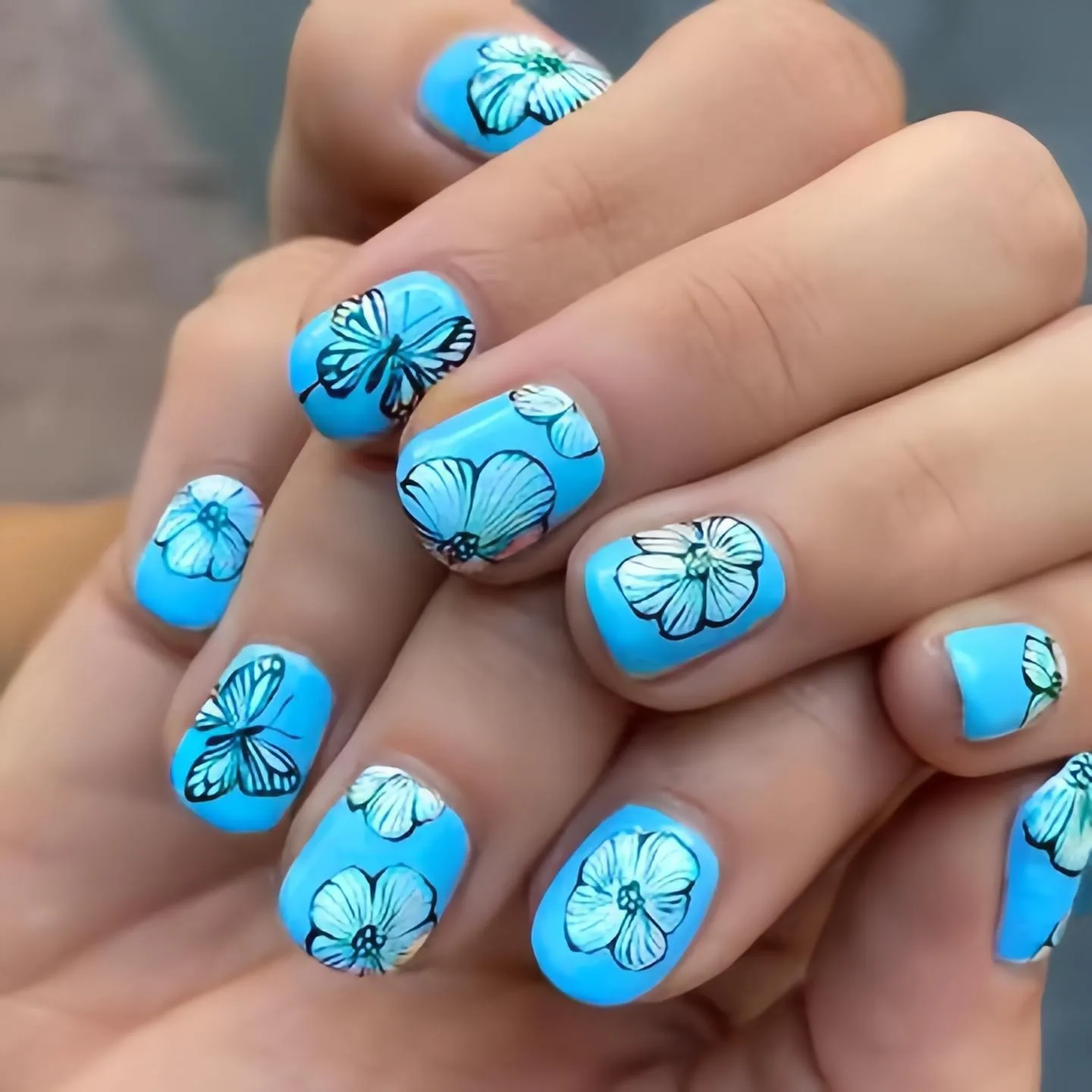 Uñas postizas con dijes cuadrados y cortos, diseños de mariposas azules y púrpuras, parches de verano para niñas picantes, 24 piezas