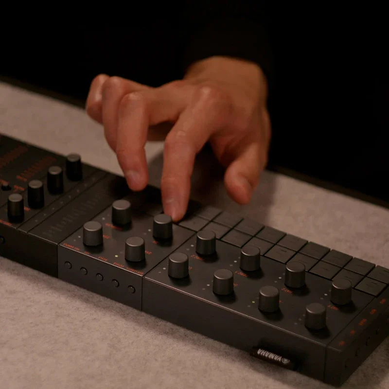 Electronic Synthesizer MIDI Keyboard Sequencer Rechargeable with Speaker