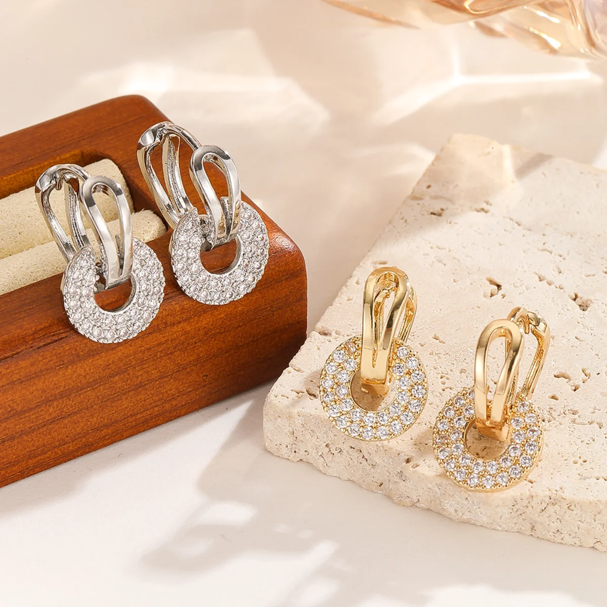 Pendientes de doble aro con circonitas que imitan diamantes, con un diseño de lujo discreto y exclusivo, ideales como accesorios de joyería para mujeres a la moda, para uso diario o fiestas, es un regalo exquisito para mujeres.