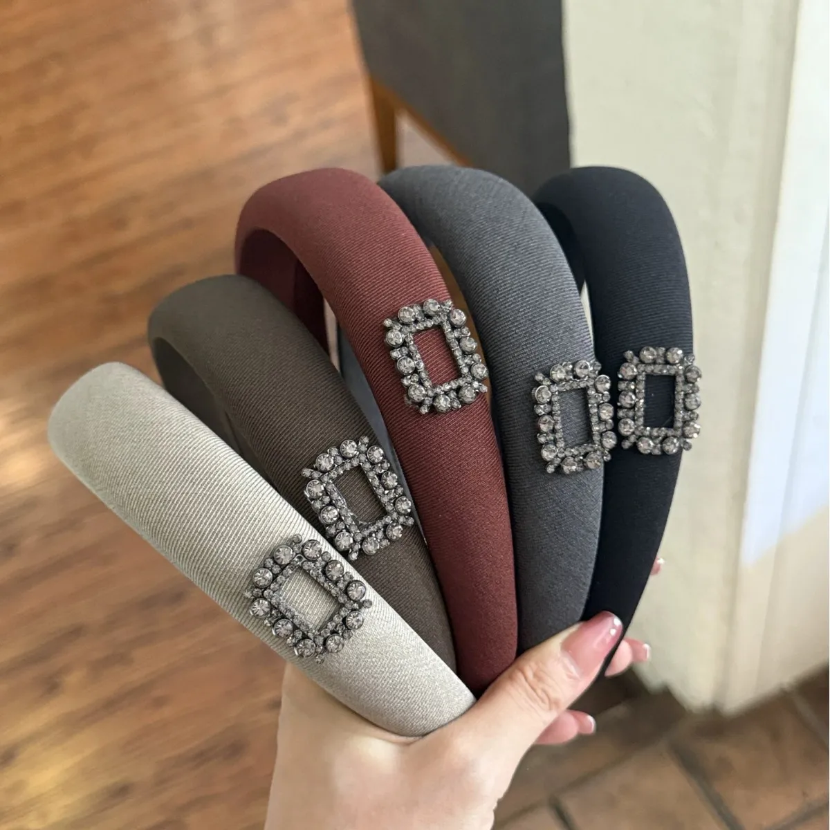 

Корейская повязка на голову для девочек и женщин, новинка 2025 года, головной убор, элегантный обруч со стразами, винтажная популярная ведущая мода